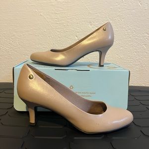 Life stride nude colored heels size 8.5